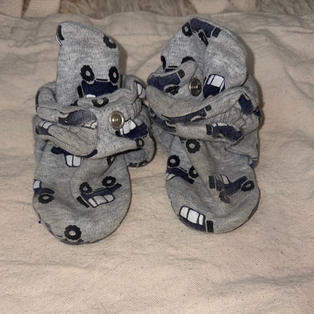 Zutano Gray Baby Booties with Car Print